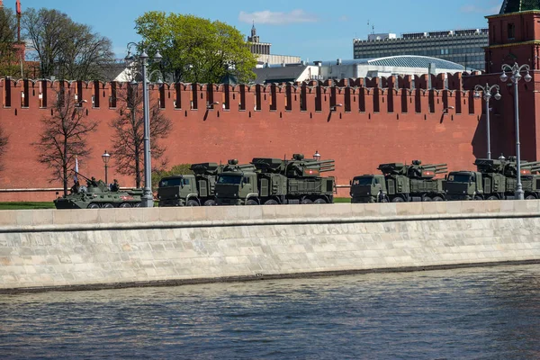 俄罗斯莫斯科-2017 年 5 月 7 日在街道上的军事装备 — 图库照片