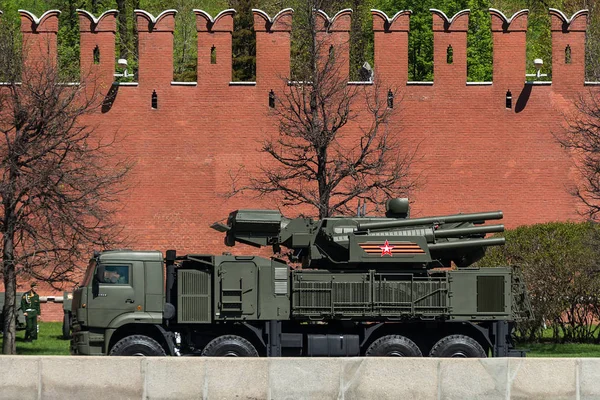 俄罗斯莫斯科-2017 年 5 月 7 日在街道上的军事装备 — 图库照片