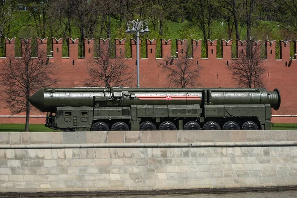MOSCÚ, RUSIA - 07 de mayo de 2017 Sistema de misiles con propella sólida —  Fotos de Stock