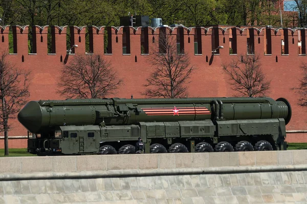 MOSCÚ, RUSIA - 07 de mayo de 2017 Sistema de misiles con propella sólida —  Fotos de Stock