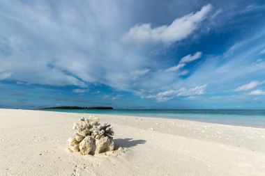 Beyaz kum plaj ve güzel turkuaz ile güzel deniz manzarası
