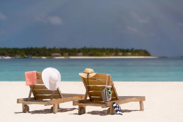 Foto di sedie a sdraio in legno sulla spiaggia tropicale, vacanza . — Foto Stock