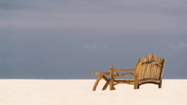 Сидячее место и стол в тропическом пляже — стоковое фото
