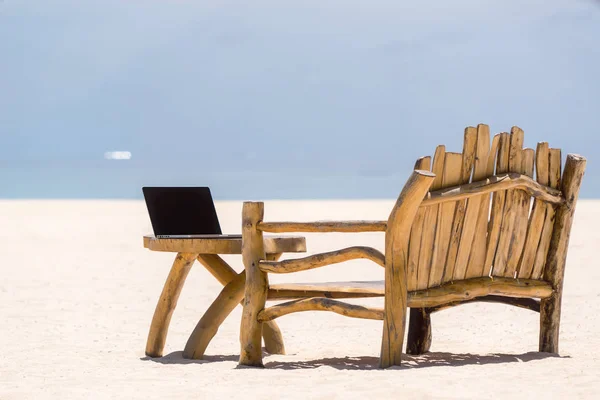 Laptop leerer Bildschirm auf Holztisch mit Strand. Entspannungskonzept. — Stockfoto