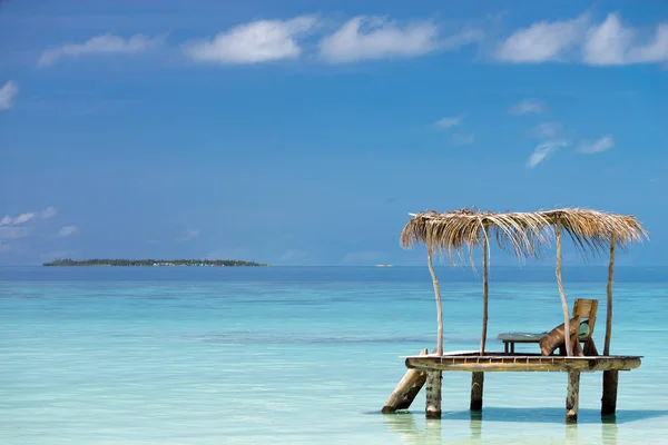 Spiaggia tropicale. Onde oceaniche e sfondo cielo nuvoloso. Bianco san — Foto Stock