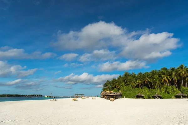 熱帯のビーチ。海の波と曇り空の背景。白サン — ストック写真