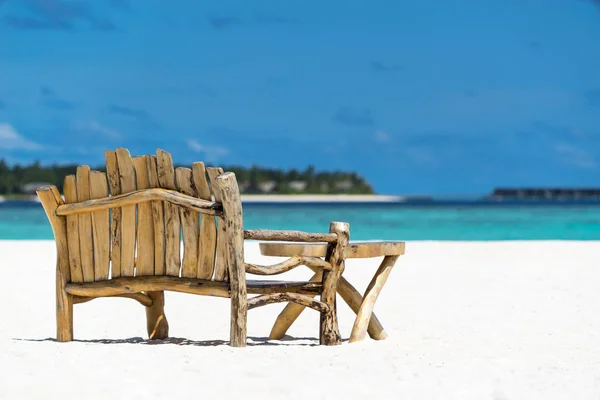 Miejsce posiedzenia i tabeli w tropikalnej plaży — Zdjęcie stockowe