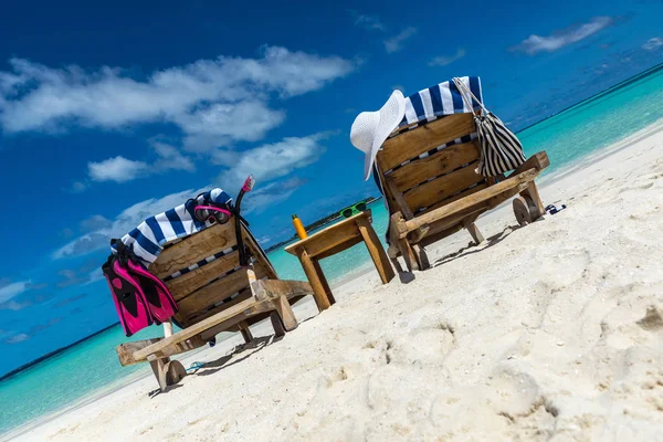 Εικόνα από ξύλινες ξαπλώστρες στην τροπική παραλία, διακοπές. — Φωτογραφία Αρχείου