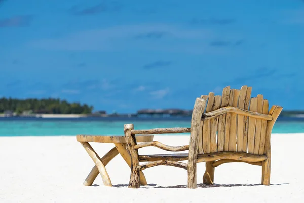 Miejsce posiedzenia i tabeli w tropikalnej plaży — Zdjęcie stockowe