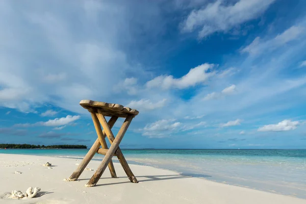 Στρογγυλό τραπέζι από ξύλο πάνω σε φόντο παραλία - μπορεί να χρησιμοποιηθεί για ΕΜ — Φωτογραφία Αρχείου