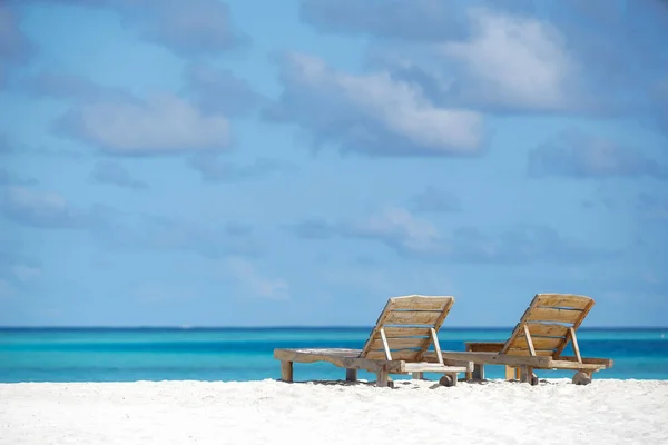 Sedie da spiaggia vuote in legno sulla spiaggia tropicale, vacanza. Trave — Foto Stock