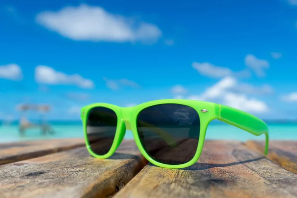 Foto de gafas de sol en la playa tropical, vacaciones. Viajero — Foto de Stock