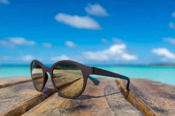 Foto de gafas de sol en la playa tropical, vacaciones. Viajero — Foto de Stock