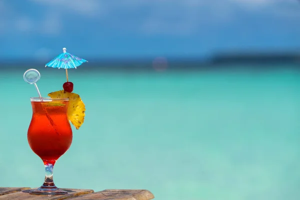 Cocktail on the beach.Concept of luxury vacation — Stock Photo, Image