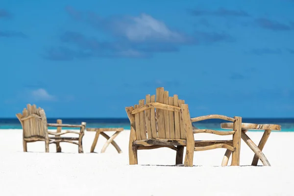 Posto a sedere e tavolo in una spiaggia tropicale — Foto Stock