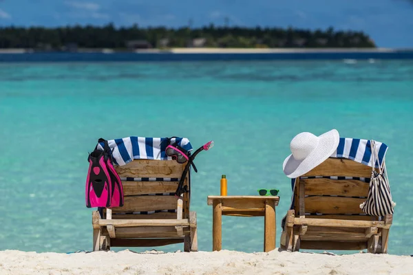 Foto de sillas de playa de madera en la playa tropical, vacaciones . — Foto de Stock