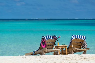 Ahşap sandalye tropik sahilde tatil resmi. 