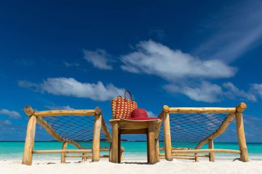 Boş ahşap sandalye tropik sahilde tatil. Trave