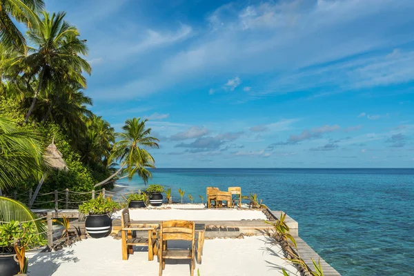 Nádherná pláž. Pohled na pěkné tropické pláže s palmami a okolí. — Stock fotografie