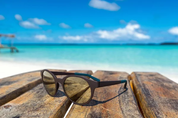 Foto de gafas de sol en la playa tropical, vacaciones. Viajero — Foto de Stock