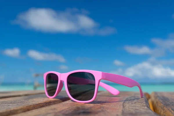 Image de lunettes de soleil sur la plage tropicale, vacances. Voyageur — Photo