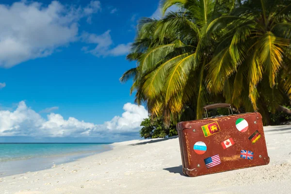 Resor vintage resväska är ensam på en strand — Stockfoto