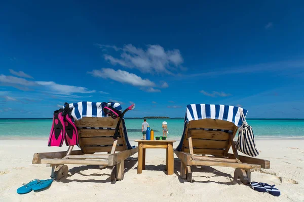 Imagem de cadeiras de praia de madeira na praia tropical, férias . — Fotografia de Stock