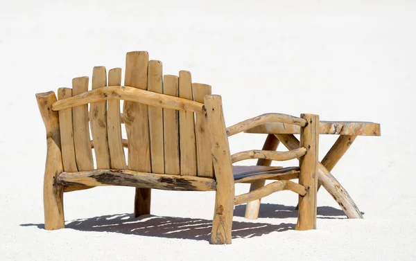 Lugar sentado e mesa em uma praia tropical — Fotografia de Stock