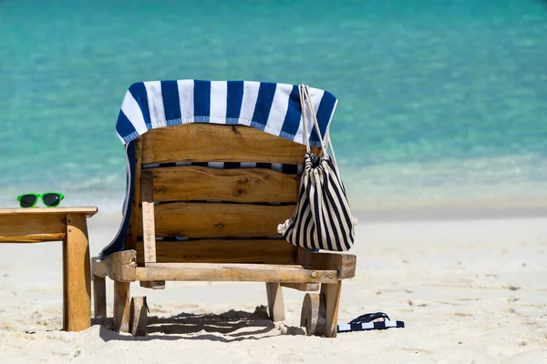 Foto di sedie a sdraio in legno sulla spiaggia tropicale, vacanza . — Foto Stock