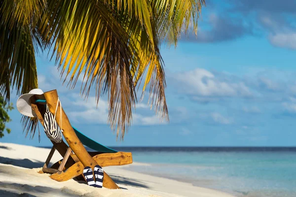 Bild von hölzernen Liegestühlen am tropischen Strand, Urlaub. — Stockfoto