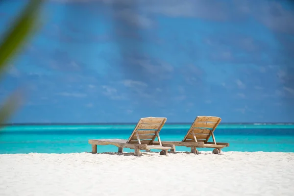 Sedie da spiaggia vuote in legno sulla spiaggia tropicale, vacanza. Trave — Foto Stock