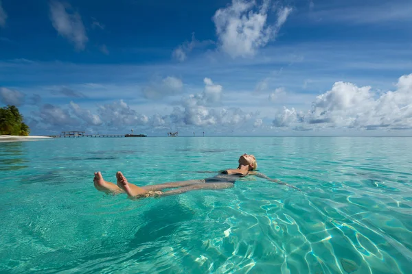 在热带的海滩上放松的可爱女人 — 图库照片
