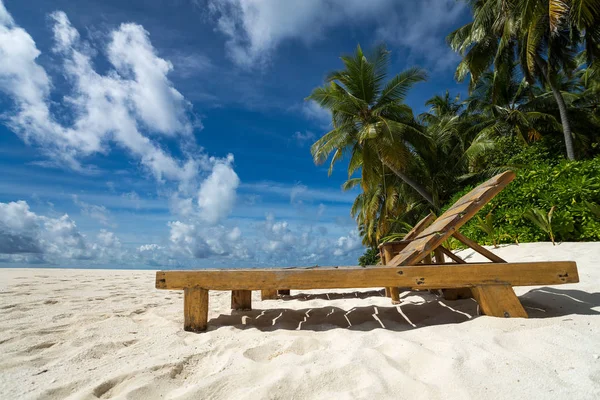 Empty wooden beach chairs on the tropical beach, vacation. Trave — Stock Photo, Image