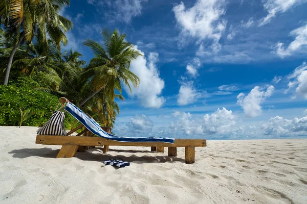 Puste drewniane leżaki na tropikalnej plaży, wakacje. Trave — Zdjęcie stockowe