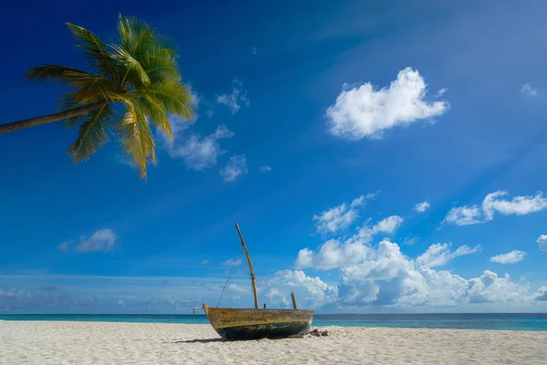 Perfecte tropisch eiland paradijs strand en oude boot — Stockfoto