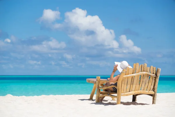 Giovane bella donna che si gode le vacanze estive, spiaggia relax, somma — Foto Stock