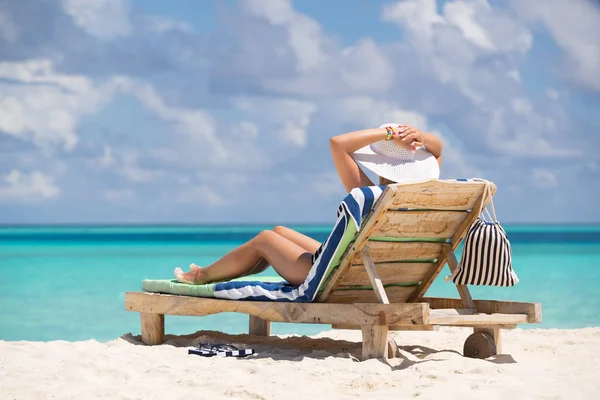 Hermosa playa. Vista de la bonita playa tropical con palmeras alrededor . — Foto de Stock