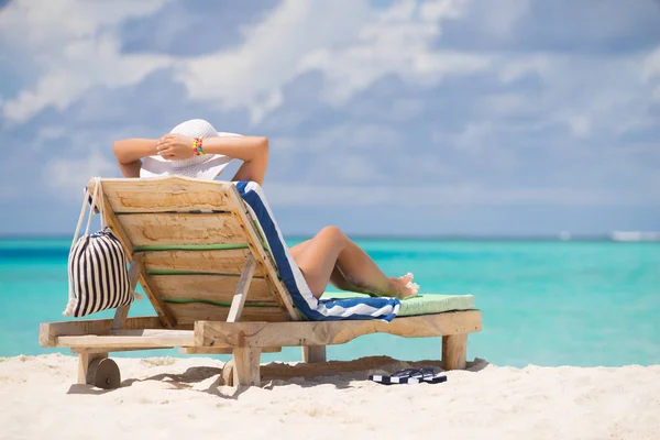 Vacker strand. Utsikt över fina tropiska strand med palmer runt. — Stockfoto