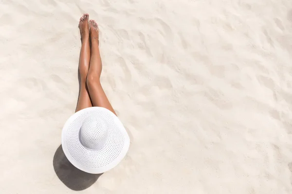 Summer holiday fashion concept - tanning woman wearing sun hat a — Stock Photo, Image