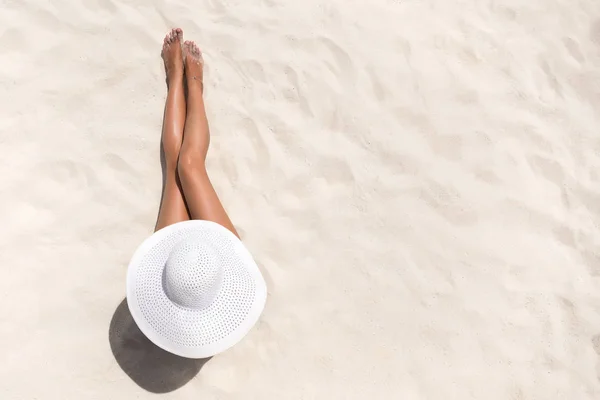 Yaz tatil moda kavramı - kadın giyiyor güneş şapka bronzlaşma bir