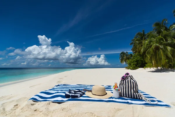 Sonnencreme, Hut und Sonnenbrille am tropischen Strand — Stockfoto