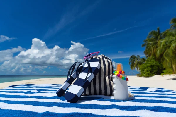 Sunscreen, hat and sunglasses on tropical beach — Stock Photo, Image