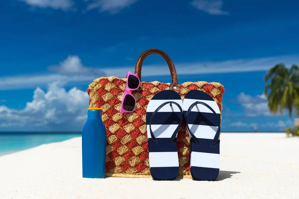 Strand táska, kalap és napszemüveg trópusi tengerparton — Stock Fotó