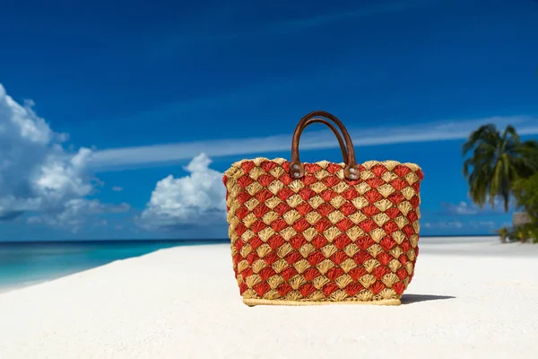 Sommer-Strandtasche am Sandstrand — Stockfoto