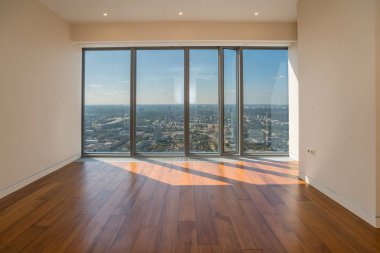 Boş iç apartament panoramik kent manzaralı.  