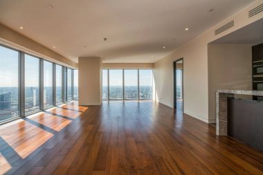 Boş iç apartament panoramik kent manzaralı.  