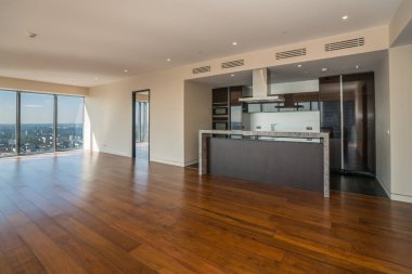 Boş iç apartament panoramik kent manzaralı.  