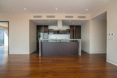 içinin boş daire, mutfaklı geniş oda.