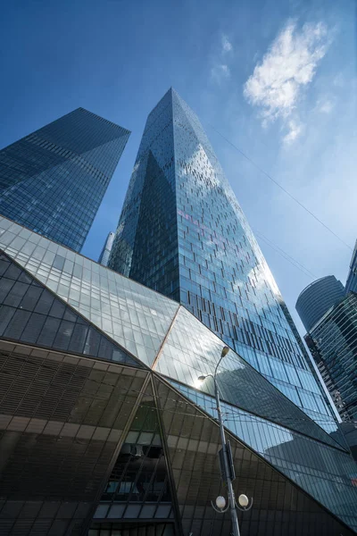 Moskova - 31 Ağustos 2017: Moscow City skyscra fütüristik görünümünü