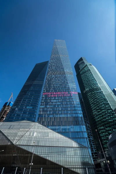 Moskova - 31 Ağustos 2017: Moscow City skyscra fütüristik görünümünü